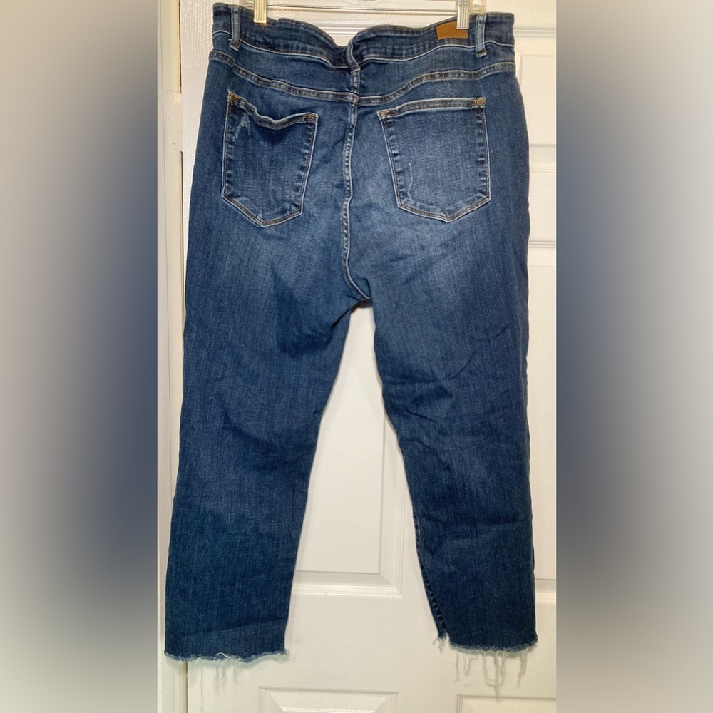 Judy Blue EUC Size 20W Dark Wash Distressed Crop Jeans - Picture 2 of 7
